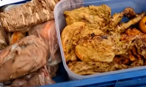 കളമശ്ശേരിയിലെ ഹോട്ടലുകളിൽ വ്യാപക പരിശോധന; പഴകിയ ഭക്ഷണം പിടിച്ചെടുത്തു കളമശ്ശേരിയിലെ ഹോട്ടലുകളിൽ വ്യാപക പരിശോധന; പഴകിയ ഭക്ഷണം പിടിച്ചെടുത്തു