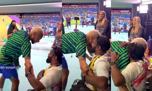 നെയ്മർ എന്ന ഒറ്റ വിളി; വന്നു, തൊട്ടു, കെട്ടിപ്പിടിച്ചു-വീൽചെയറിൽ സ്വപ്നം കീഴടക്കി മലയാളി നെയ്മർ എന്ന ഒറ്റ വിളി; വന്നു, തൊട്ടു, കെട്ടിപ്പിടിച്ചു-വീൽചെയറിൽ സ്വപ്നം കീഴടക്കി മലയാളി