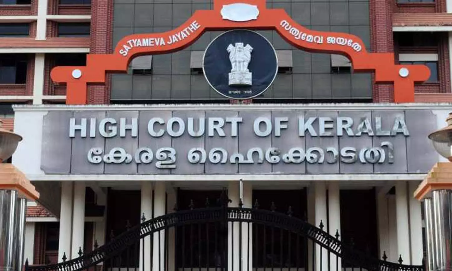 ആൺകുട്ടികൾക്കില്ലാത്ത നിയന്ത്രണം എന്തിനാണ് പെൺകുട്ടികൾക്ക്; എത്രകാലം പൂട്ടിയിടുമെന്നും കോടതി