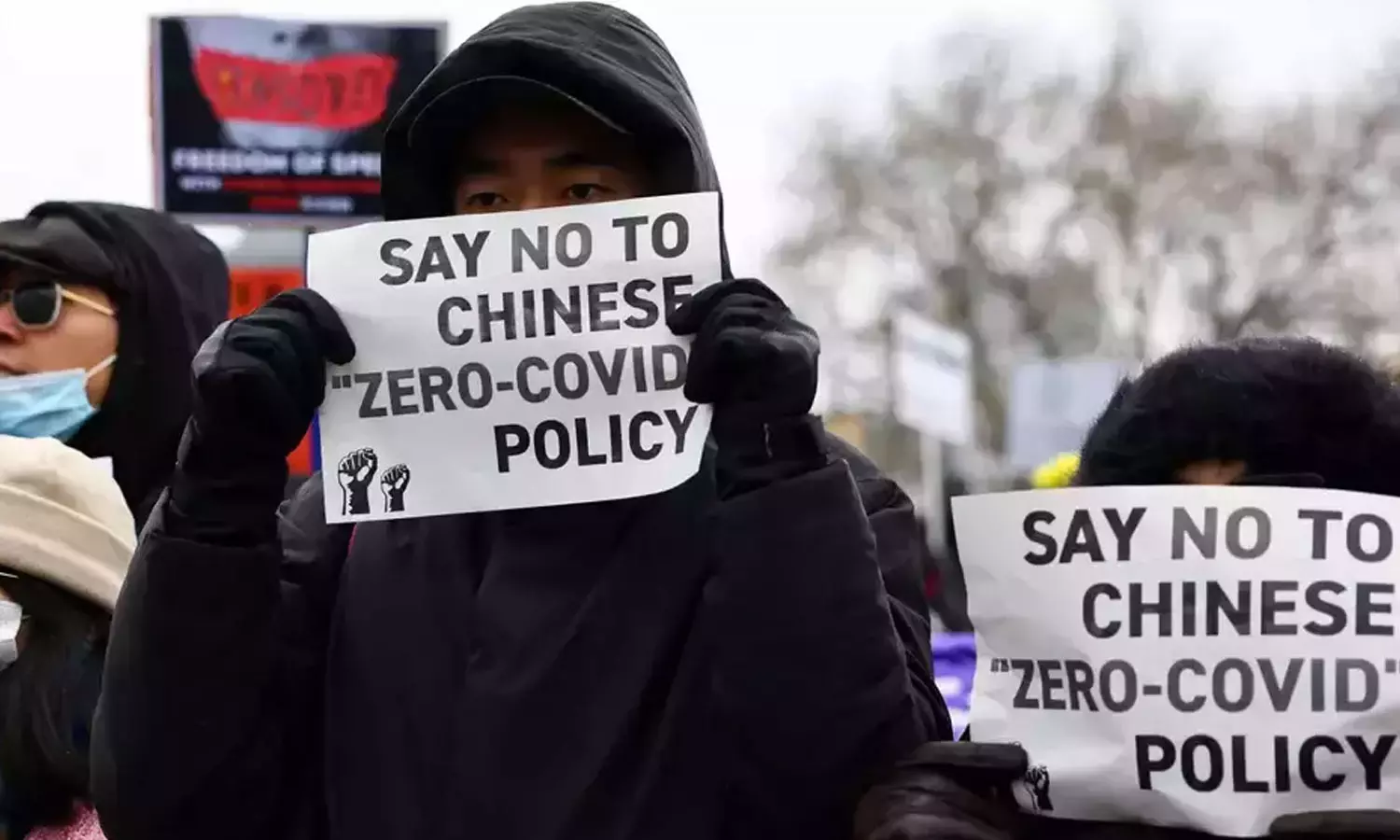 ആളിക്കത്തി പ്രതിഷേധം, ആക്രോശിച്ചെത്തിയ ജനക്കൂട്ടം; ഒടുവിൽ മുട്ടുമടക്കി ചൈന ആളിക്കത്തി പ്രതിഷേധം, ആക്രോശിച്ചെത്തിയ ജനക്കൂട്ടം; ഒടുവിൽ മുട്ടുമടക്കി ചൈന