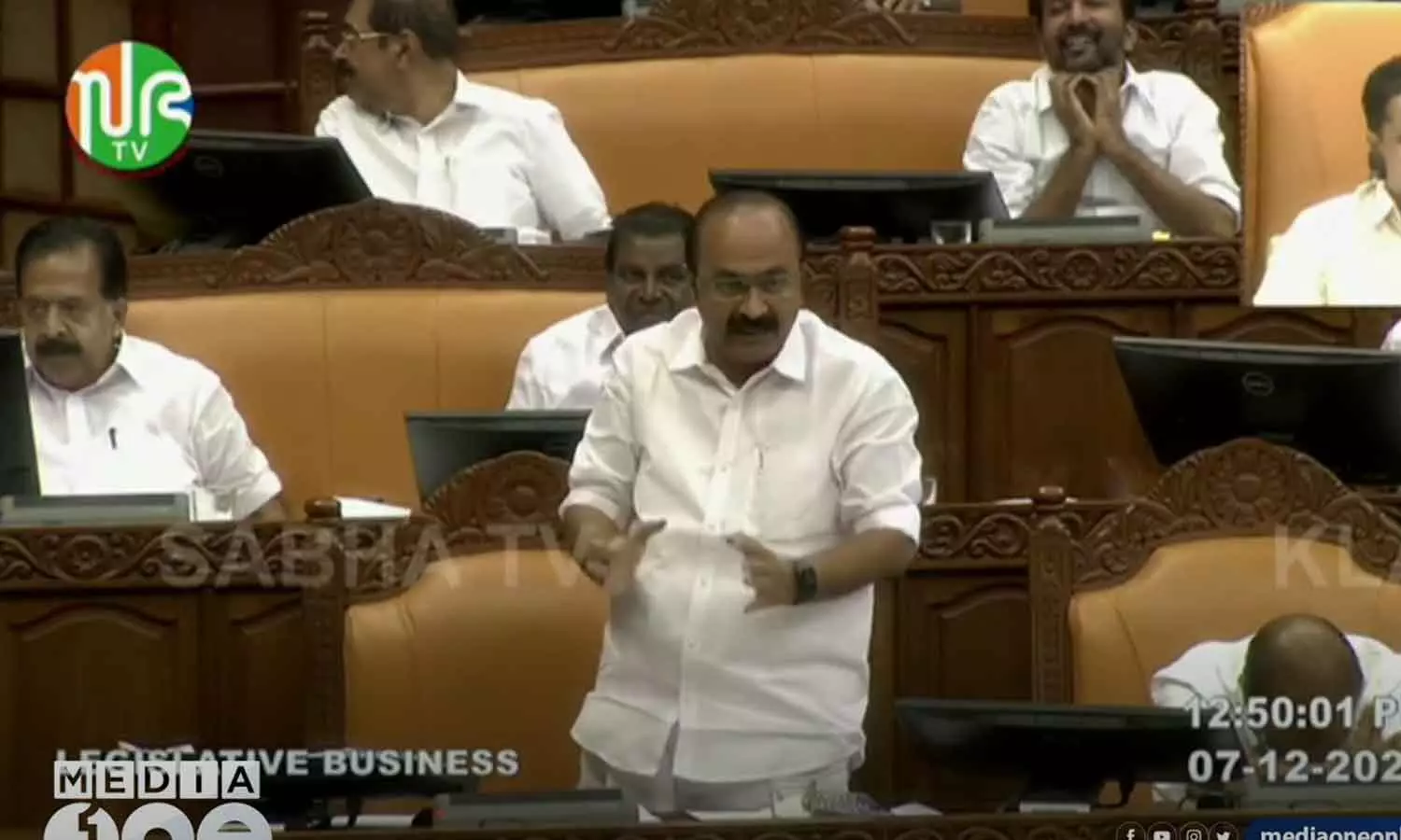 സ്പീക്കർ സ്ഥാനമൊഴിഞ്ഞ് മന്ത്രിയായ ആൾ എന്നെ നിയന്ത്രിക്കാൻ വരണ്ട; എം.ബി രാജേഷിനോട് വി.ഡി സതീശൻ സ്പീക്കർ സ്ഥാനമൊഴിഞ്ഞ് മന്ത്രിയായ ആൾ എന്നെ നിയന്ത്രിക്കാൻ വരണ്ട; എം.ബി രാജേഷിനോട് വി.ഡി സതീശൻ