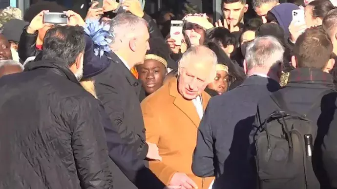 ചാള്‍സ് രാജാവിനു നേരെ വീണ്ടും മുട്ടയേറ്; 20കാരന്‍ അറസ്റ്റില്‍