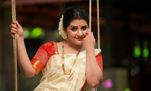 അച്ഛനമ്മമാര്‍ വിയർപ്പൊഴുക്കി ഉണ്ടാക്കിയെടുത്ത സ്വർണവുമിട്ട് ഇളിച്ചു നിന്ന് മണവാട്ടി വേഷം കെട്ടാൻ എങ്ങനെ മനസു വരുന്നു? വിമര്‍ശനവുമായി സരയു