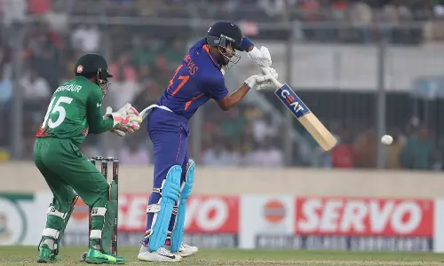 ശ്രേയസും പുറത്ത്; ബംഗ്ലാദേശിനെതിരെ ഇന്ത്യക്ക് ബാറ്റിങ് തകർച്ച