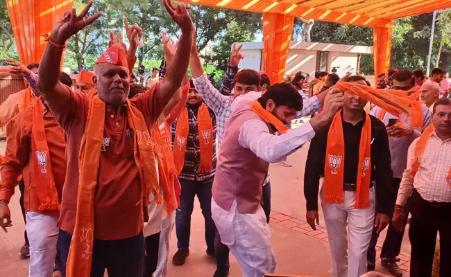 പടക്കവും മധുരവും കാവി ഷാളുകളും റെഡി; ഗുജറാത്തില് ആഘോഷത്തിനൊരുങ്ങി ബി.ജെ.പി പ്രവര്ത്തകര് പടക്കവും മധുരവും കാവി ഷാളുകളും റെഡി; ഗുജറാത്തില് ആഘോഷത്തിനൊരുങ്ങി ബി.ജെ.പി പ്രവര്ത്തകര്