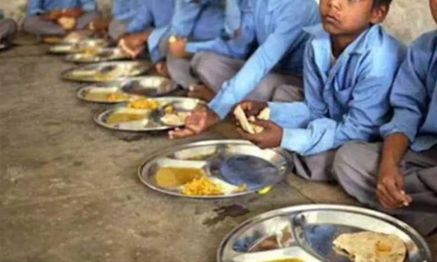 ഉച്ചഭക്ഷണത്തിൽ നിറയെ പുഴുവും കല്ലും; സ്കൂളിനെതിരെ പരാതിയുമായി നാലാം ക്ലാസുകാരൻ പൊലീസ് സ്റ്റേഷനിൽ ഉച്ചഭക്ഷണത്തിൽ നിറയെ പുഴുവും കല്ലും; സ്കൂളിനെതിരെ പരാതിയുമായി നാലാം ക്ലാസുകാരൻ പൊലീസ് സ്റ്റേഷനിൽ