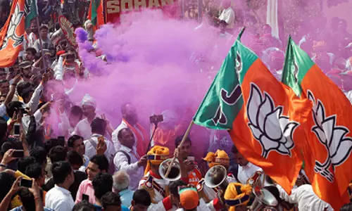 ഗുജറാത്തില് ബി.ജെ.പി വിജയാഘോഷം തുടങ്ങി ഗുജറാത്തില് ബി.ജെ.പി വിജയാഘോഷം തുടങ്ങി