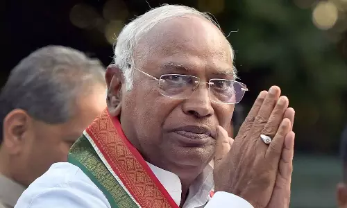 ഹിമാചൽ തെരഞ്ഞെടുപ്പ് വിജയം: പാർട്ടി പ്രവർത്തകർക്കും നേതാക്കൾക്കും നന്ദി അറിയിച്ച് ഖാർഗെ ഹിമാചൽ തെരഞ്ഞെടുപ്പ് വിജയം: പാർട്ടി പ്രവർത്തകർക്കും നേതാക്കൾക്കും നന്ദി അറിയിച്ച് ഖാർഗെ