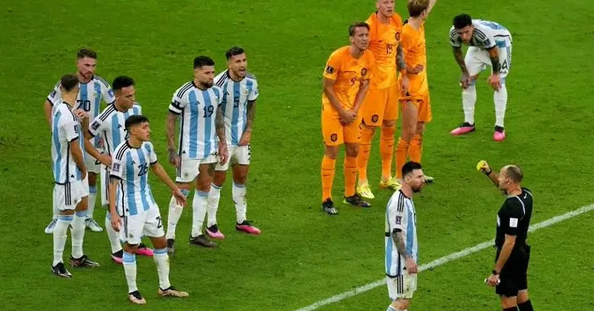 മഞ്ഞക്കാർഡുകളുടെ മാലപ്പടക്കം; അർജന്റീന-നെതർലൻഡ്സ് മത്സര റഫറി മാൻ ഓഫ് ദി മാച്ചെന്ന് ട്രോൾ മഞ്ഞക്കാർഡുകളുടെ മാലപ്പടക്കം; അർജന്റീന-നെതർലൻഡ്സ് മത്സര റഫറി മാൻ ഓഫ് ദി മാച്ചെന്ന് ട്രോൾ