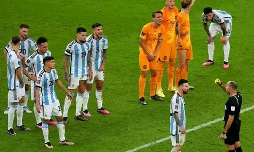 മഞ്ഞക്കാർഡുകളുടെ മാലപ്പടക്കം; അർജന്റീന-നെതർലൻഡ്സ് മത്സര റഫറി മാൻ ഓഫ് ദി മാച്ചെന്ന് ട്രോൾ