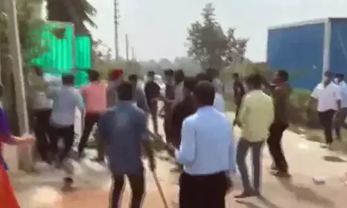 ആയുധങ്ങളുമായി എത്തിയത് നൂറോളം പേർ, വിവാഹനിശ്ചയ ദിവസം യുവതിയെ വീട്ടിൽകയറി തട്ടിക്കൊണ്ടുപോയി: വീഡിയോ