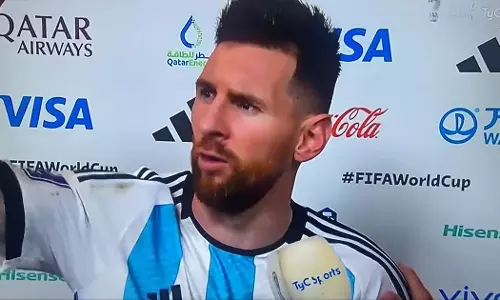 എന്നെ നോക്കി നിൽക്കാതെ പോയി പണി നോക്ക് സ്റ്റുപ്പിഡ്; ഡച്ച് താരത്തിനെതിരെ മെസി