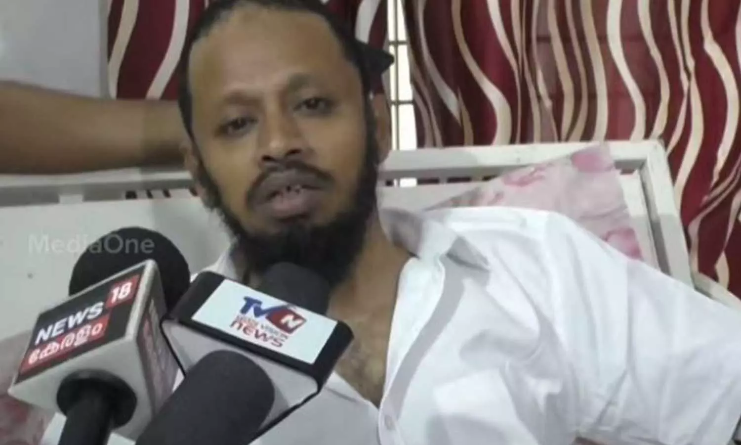 മദ്രസാധ്യാപകന് അയൽവാസിയുടെ വെട്ടേറ്റു; കൈക്കും കാലിനും ഗുരുതര പരിക്ക് മദ്രസാധ്യാപകന് അയൽവാസിയുടെ വെട്ടേറ്റു; കൈക്കും കാലിനും ഗുരുതര പരിക്ക്