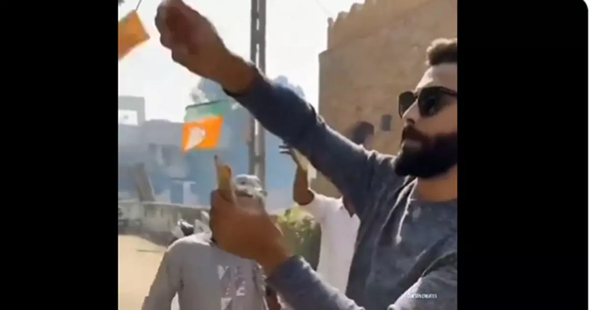 ബിജെപിക്കായിറങ്ങിയ ഭാര്യയുടെ തെരഞ്ഞെടുപ്പ് വിജയം പണം വിതറി ആഘോഷിച്ച് രവീന്ദ്ര ജഡേജ, വീഡിയോ വൈറൽ ബിജെപിക്കായിറങ്ങിയ ഭാര്യയുടെ തെരഞ്ഞെടുപ്പ് വിജയം പണം വിതറി ആഘോഷിച്ച് രവീന്ദ്ര ജഡേജ, വീഡിയോ വൈറൽ