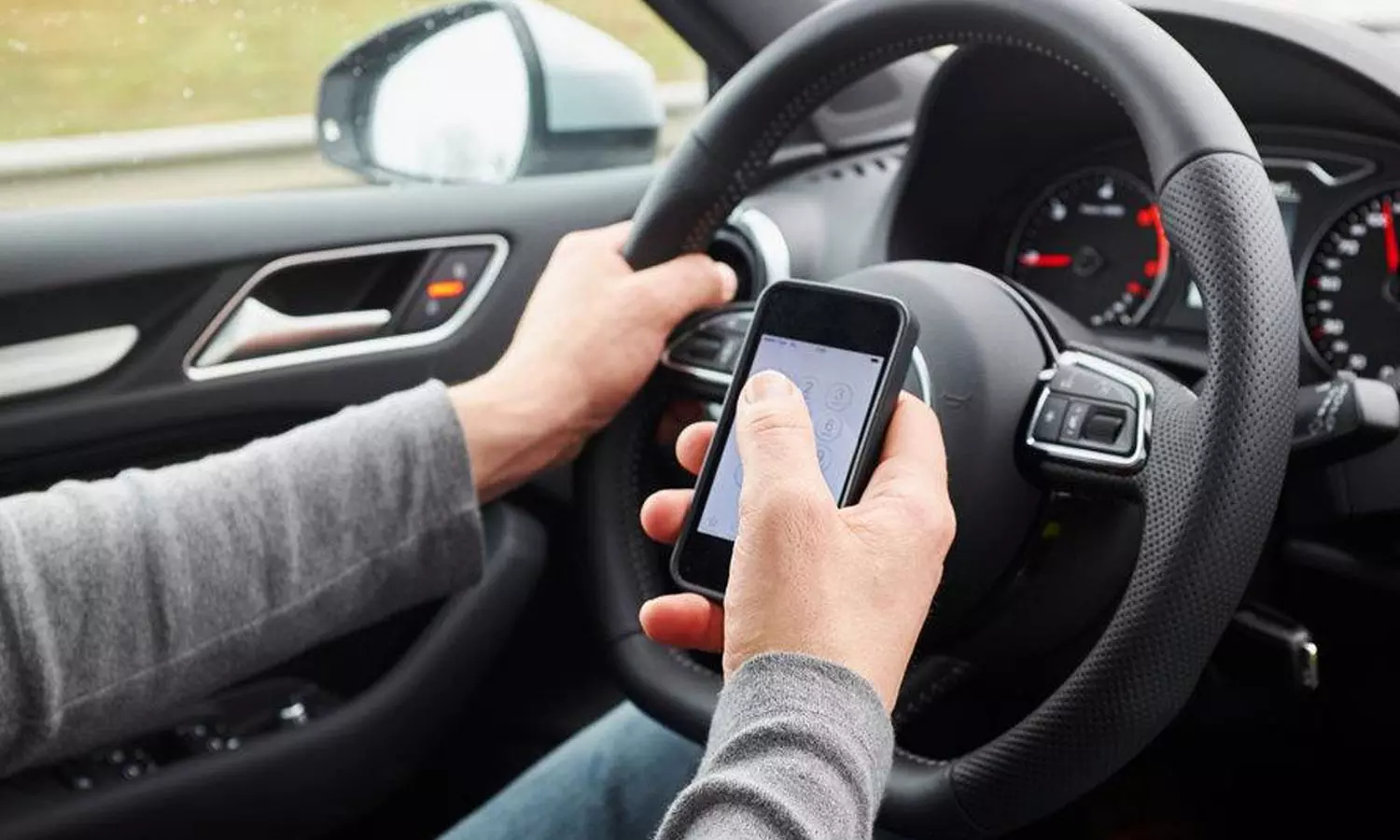 വാഹനാപകടങ്ങൾ ഏറുന്നു; അപകടങ്ങളില്‍ 95 ശതമാനവും മൊബൈല്‍ ഉപയോഗം മൂലം