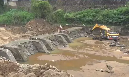 കൂട്ടിക്കൽ ടൗൺ മുങ്ങാൻ കാരണമായ ചെക്ക് ഡാം പൊളിച്ചുമാറ്റുന്നു;   നടപടി നാട്ടുകാരുടെ പരാതിയെ തുടർന്ന്