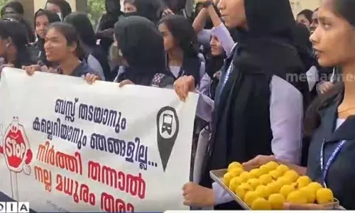 ബസ് സ്റ്റോപ്പിൽ നിർത്തുന്നില്ല; മധുരപ്രതികാരവുമായി റോഡിലിറങ്ങി  വിദ്യാർഥിനികൾ