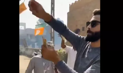 ബിജെപിക്കായിറങ്ങിയ ഭാര്യയുടെ തെരഞ്ഞെടുപ്പ് വിജയം പണം വിതറി ആഘോഷിച്ച് രവീന്ദ്ര ജഡേജ, വീഡിയോ വൈറൽ ബിജെപിക്കായിറങ്ങിയ ഭാര്യയുടെ തെരഞ്ഞെടുപ്പ് വിജയം പണം വിതറി ആഘോഷിച്ച് രവീന്ദ്ര ജഡേജ, വീഡിയോ വൈറൽ