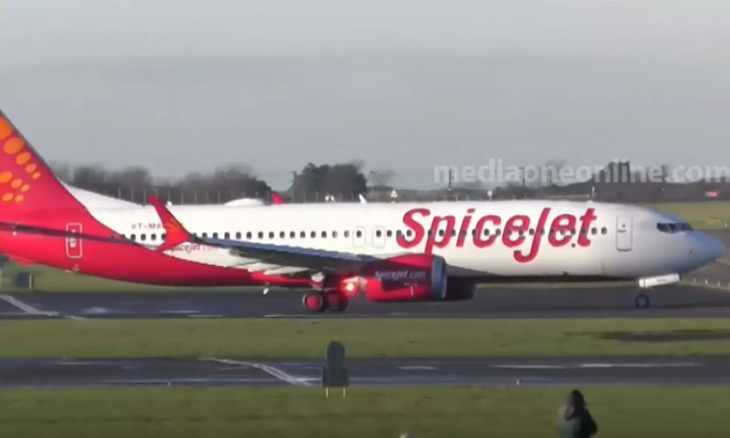 ദുബൈയിൽ യാത്രക്കാരെ ദുരിതത്തിലാക്കി സ്പൈസ് ജെറ്റ് വിമാനം ദുബൈയിൽ യാത്രക്കാരെ ദുരിതത്തിലാക്കി സ്പൈസ് ജെറ്റ് വിമാനം