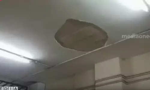 കോഴിക്കോട് മെഡി. കോളജിലെ സീലിങ് അടർന്നുവീണു; രോഗികൾ രക്ഷപ്പെട്ടത് തലനാരിഴയ്ക്ക് കോഴിക്കോട് മെഡി. കോളജിലെ സീലിങ് അടർന്നുവീണു; രോഗികൾ രക്ഷപ്പെട്ടത് തലനാരിഴയ്ക്ക്