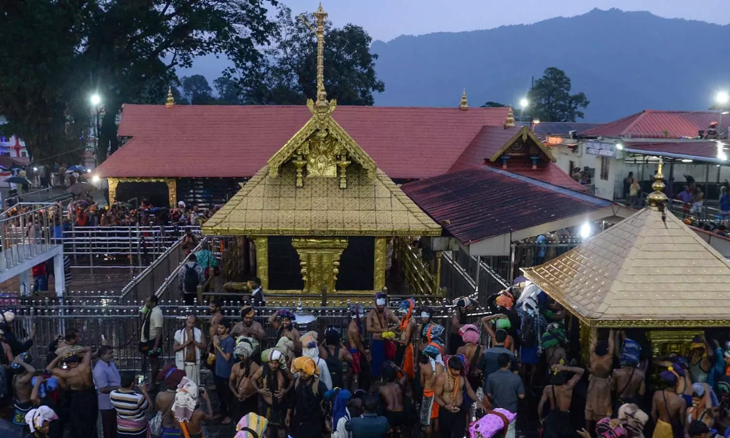 തിരക്ക് നിയന്ത്രണം പാളി; ശബരിമലയിൽ പൊലീസ് തലപ്പത്ത് അഴിച്ചുപണി