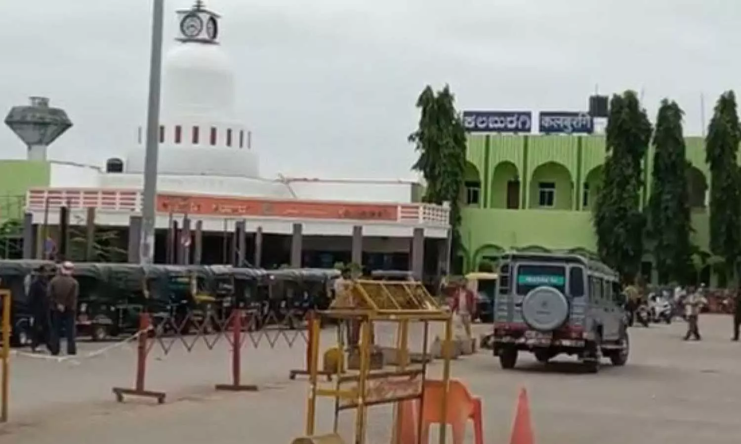 ഹിന്ദുത്വ പ്രതിഷേധം; കലബുറഗി റെയിൽവേ സ്റ്റേഷന്റെ പച്ചനിറം മാറ്റി ഹിന്ദുത്വ പ്രതിഷേധം; കലബുറഗി റെയിൽവേ സ്റ്റേഷന്റെ പച്ചനിറം മാറ്റി