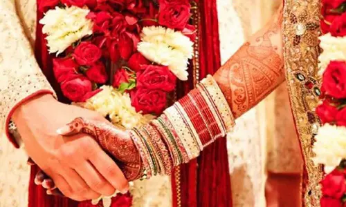 ആരാദ്യം ഫോട്ടോയെടുക്കും? വിവാഹപന്തലിൽ വധുവിന്റെയും വരന്റെയും കുടുംബാംഗങ്ങൾ തമ്മിൽ കൂട്ടത്തല്ല് ആരാദ്യം ഫോട്ടോയെടുക്കും? വിവാഹപന്തലിൽ വധുവിന്റെയും വരന്റെയും കുടുംബാംഗങ്ങൾ തമ്മിൽ കൂട്ടത്തല്ല്