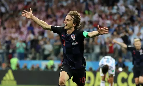 മോഡ്രിച്ച്... കരയരുത്, നിങ്ങൾ ഒരിക്കലും തോൽക്കുന്നില്ല മോഡ്രിച്ച്... കരയരുത്, നിങ്ങൾ ഒരിക്കലും തോൽക്കുന്നില്ല