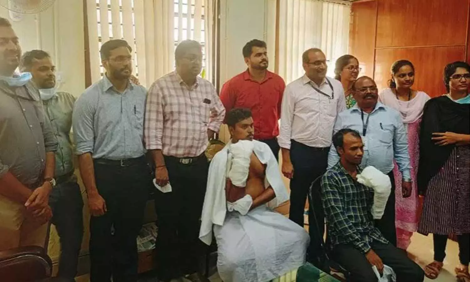 അറ്റുപോയ കൈകൾ തുന്നി ചേർത്തു; പുതുചരിത്രം സൃഷ്ടിച്ച് കോഴിക്കോട് മെഡിക്കൽ കോളേജ് അറ്റുപോയ കൈകൾ തുന്നി ചേർത്തു; പുതുചരിത്രം സൃഷ്ടിച്ച് കോഴിക്കോട് മെഡിക്കൽ കോളേജ്