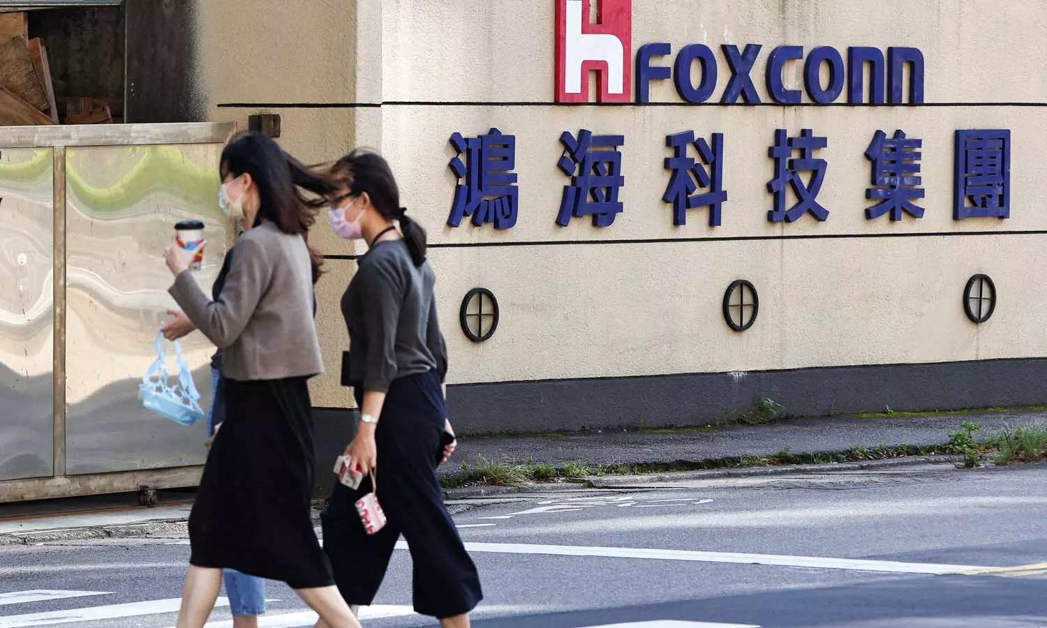 ചൈനയുടെ സീറോ കോവിഡ് നയത്തിൽ നട്ടംതിരിഞ്ഞ് തൊഴിലാളികൾ; ഫോക്സ്കോണിൽ പ്രതിസന്ധി തുടരുന്നു ചൈനയുടെ സീറോ കോവിഡ് നയത്തിൽ നട്ടംതിരിഞ്ഞ് തൊഴിലാളികൾ; ഫോക്സ്കോണിൽ പ്രതിസന്ധി തുടരുന്നു