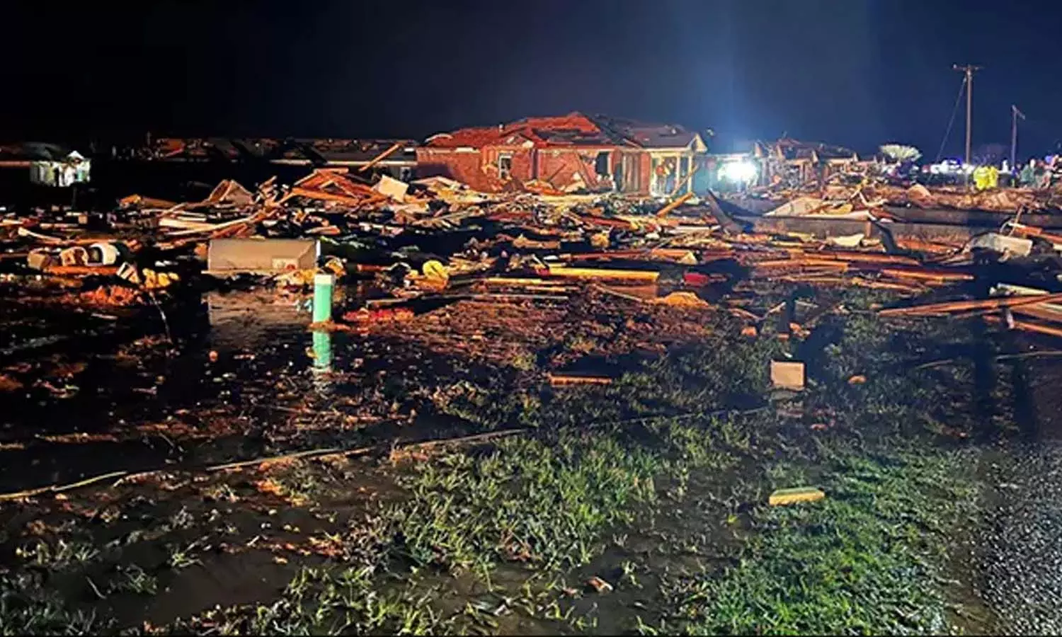 യുഎസ് ടൗണിൽ വീശിയടിച്ച് ചുഴലിക്കാറ്റ്; ഒരു കുട്ടി മരിച്ചു, അമ്മയെ കാണാതായി യുഎസ് ടൗണിൽ വീശിയടിച്ച് ചുഴലിക്കാറ്റ്; ഒരു കുട്ടി മരിച്ചു, അമ്മയെ കാണാതായി