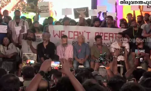 കെ.ആർ നാരായണൻ ഫിലിം ഇൻസ്റ്റിറ്റ്യൂട്ടിലെ സമരത്തിന് ഐ.എഫ്.എഫ്.കെ വേദിയിൽ ഐക്യദാർഢ്യം