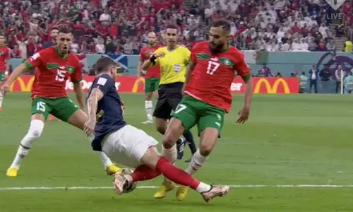 ആ മഞ്ഞകാർഡ് എന്തിനായിരുന്നു ? റഫറിയുടെ തീരുമാനം വിവാദത്തിൽ