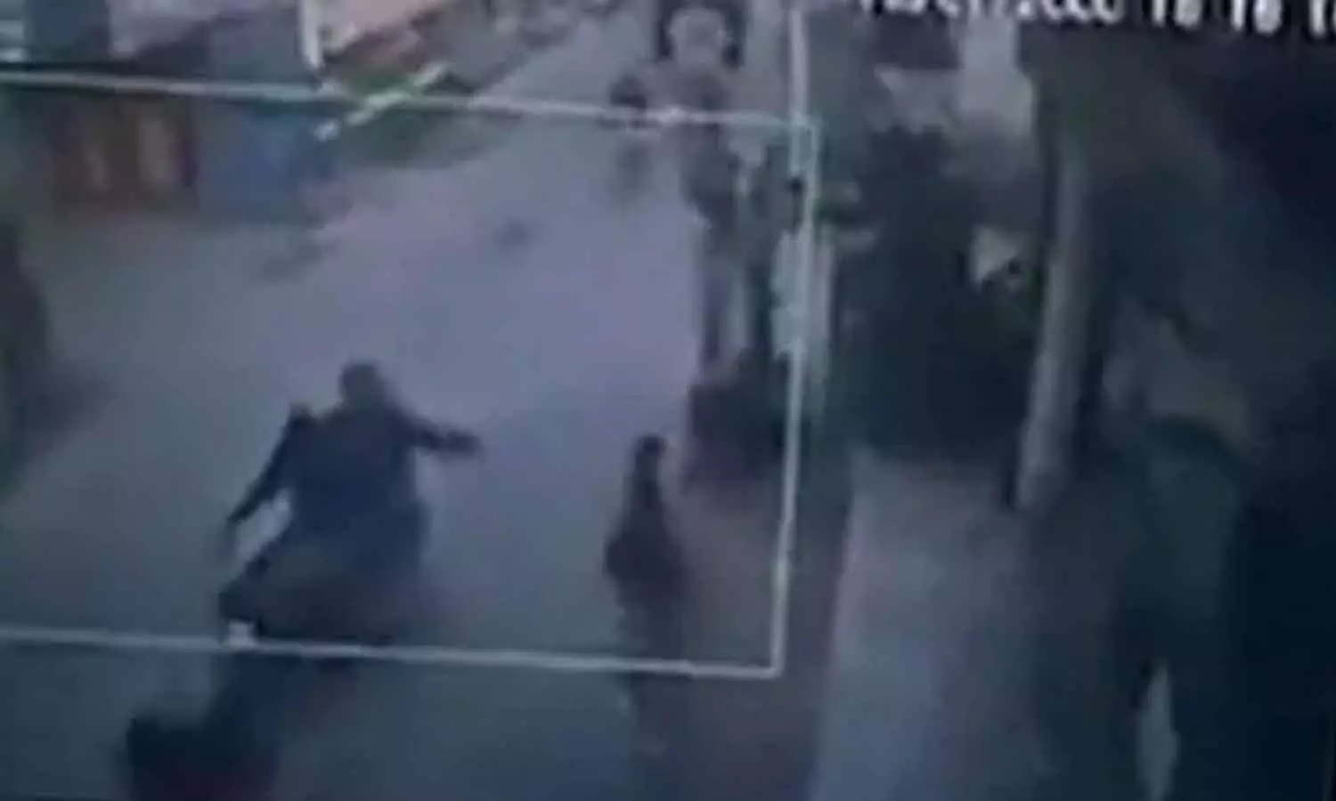 ഡൽഹി ആസിഡ് ആക്രമണം: ഫ്ളിപ്കാർട്ടിനും ആമസോണിനും വനിതാ കമ്മീഷൻ നോട്ടീസ് ഡൽഹി ആസിഡ് ആക്രമണം: ഫ്ളിപ്കാർട്ടിനും ആമസോണിനും വനിതാ കമ്മീഷൻ നോട്ടീസ്