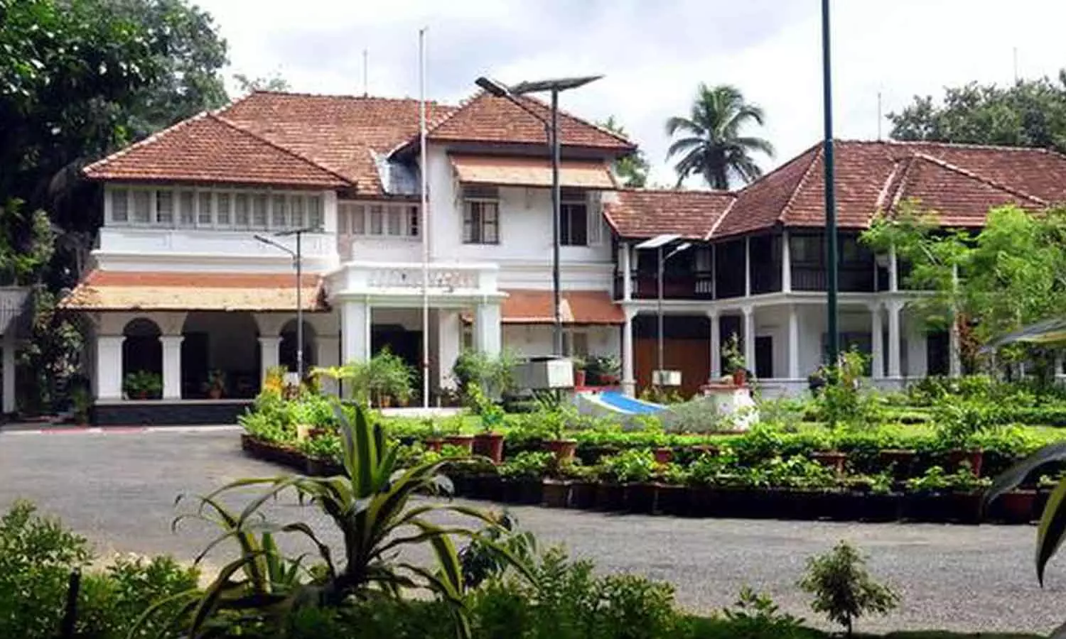 ക്ലിഫ്ഹൗസിലെ നീന്തൽകുളം നവീകരിക്കാനായി 31.92 ലക്ഷം രൂപ ചെലവഴിച്ചെന്ന് വിവരാവകാശ രേഖ ക്ലിഫ്ഹൗസിലെ നീന്തൽകുളം നവീകരിക്കാനായി 31.92 ലക്ഷം രൂപ ചെലവഴിച്ചെന്ന് വിവരാവകാശ രേഖ