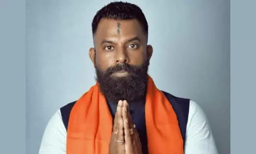 ഭീഷണിപ്പെടുത്തി പണവും സ്വർണവും തട്ടിയെടുത്തു; ഹിന്ദു മഹാസഭ സംസ്ഥാന പ്രസിഡന്റ് അറസ്റ്റിൽ ഭീഷണിപ്പെടുത്തി പണവും സ്വർണവും തട്ടിയെടുത്തു; ഹിന്ദു മഹാസഭ സംസ്ഥാന പ്രസിഡന്റ് അറസ്റ്റിൽ