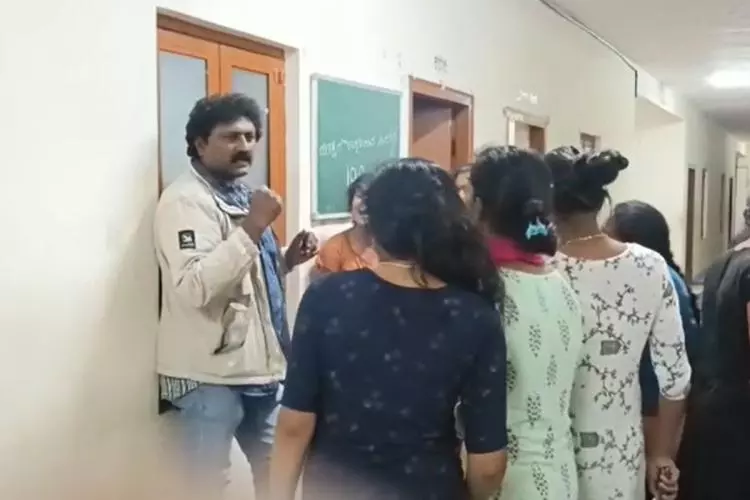 എന്തിനാണ് അവളെ തൊടുന്നത്? സഹപാഠിയോട് മോശമായി പെരുമാറിയ പ്രധാനധ്യാപകനെ കൈകാര്യം ചെയ്ത് വിദ്യാര്ഥിനികള്; വീഡിയോ എന്തിനാണ് അവളെ തൊടുന്നത്? സഹപാഠിയോട് മോശമായി പെരുമാറിയ പ്രധാനധ്യാപകനെ കൈകാര്യം ചെയ്ത് വിദ്യാര്ഥിനികള്; വീഡിയോ