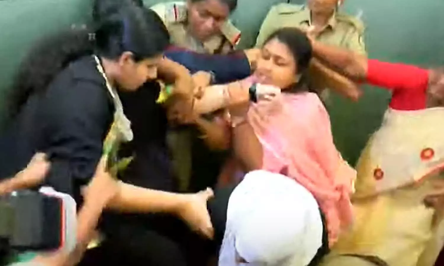 മേയർ ആര്യ രാജേന്ദ്രനെ തടഞ്ഞ് പ്രതിപക്ഷ കൗൺസിലർമാർ; പ്രതിഷേധം