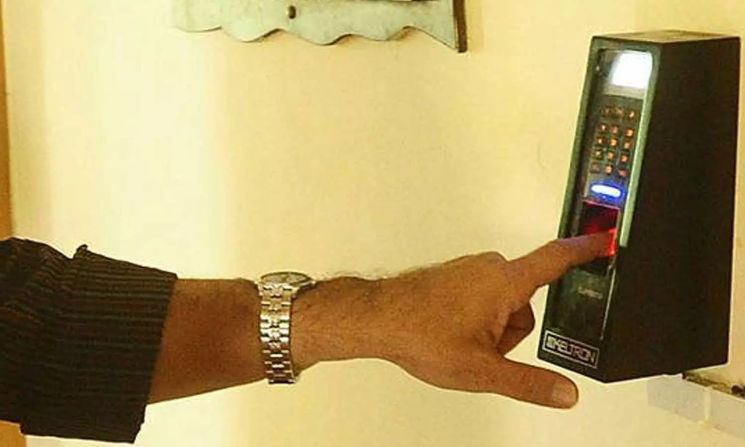 സർക്കാർ ഓഫീസുകളിൽ പഞ്ചിങ് സംവിധാനം നിർബന്ധമാക്കാൻ കർശന നിർദേശം