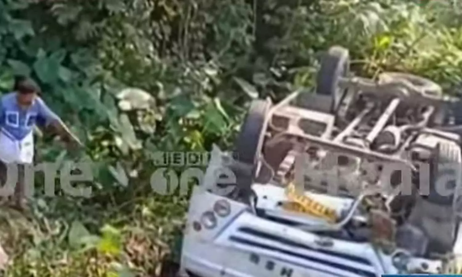 ശബരിമല തീർഥാടകർ സഞ്ചരിച്ച വാഹനം മറിഞ്ഞു; പത്തുവയസുകാരി മരിച്ചു, 14 പേർക്ക് പരിക്ക് ശബരിമല തീർഥാടകർ സഞ്ചരിച്ച വാഹനം മറിഞ്ഞു; പത്തുവയസുകാരി മരിച്ചു, 14 പേർക്ക് പരിക്ക്