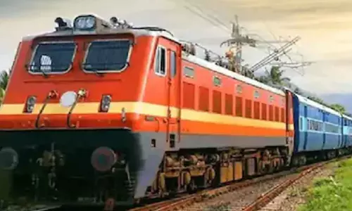 ഓടിക്കൊണ്ടിരുന്ന ട്രെയിനിൽ നിന്ന് ഇറങ്ങാന് ശ്രമം; തൃശൂരില് രണ്ട് കുട്ടികള് മരിച്ചു ഓടിക്കൊണ്ടിരുന്ന ട്രെയിനിൽ നിന്ന് ഇറങ്ങാന് ശ്രമം; തൃശൂരില് രണ്ട് കുട്ടികള് മരിച്ചു