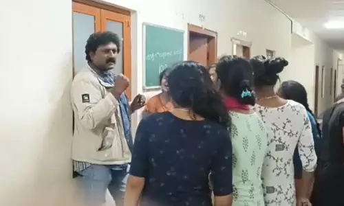 എന്തിനാണ് അവളെ തൊടുന്നത്? സഹപാഠിയോട് മോശമായി പെരുമാറിയ പ്രധാനധ്യാപകനെ കൈകാര്യം ചെയ്ത്   വിദ്യാര്‍ഥിനികള്‍; വീഡിയോ