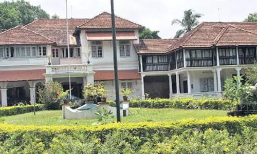 ക്ലിഫ് ഹൗസിലെ നീന്തൽക്കുളം നവീകരണ ചെലവ്  31.92 ലക്ഷം രൂപ; കണക്ക് പുറത്തുവന്നതോടെ അവസാനിച്ചത് സർക്കാർ ഒളിച്ചുകളി