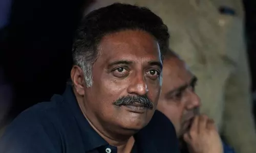 കാവിയിട്ടവര്‍ കുട്ടികളെ പീഡിപ്പിക്കുന്നതില്‍ തെറ്റില്ല, സിനിമയിലെ ഡ്രസിനാണ് കുഴപ്പം; പത്താന് പിന്തുണയുമായി പ്രകാശ് രാജ്