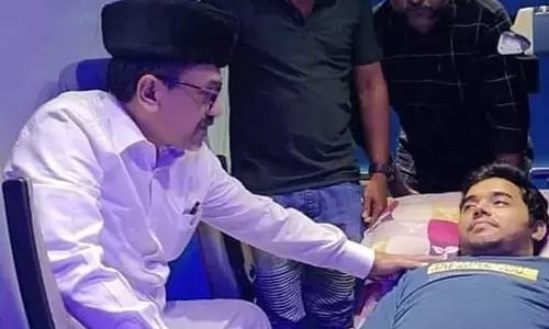 താങ്ങായി തങ്ങൾ; ചലനശേഷി നഷ്ടപ്പെട്ട യുവാവിനെ കാണാനെത്തി പാണക്കാട് സാദിഖലി ശിഹാബ് തങ്ങള് താങ്ങായി തങ്ങൾ; ചലനശേഷി നഷ്ടപ്പെട്ട യുവാവിനെ കാണാനെത്തി പാണക്കാട് സാദിഖലി ശിഹാബ് തങ്ങള്