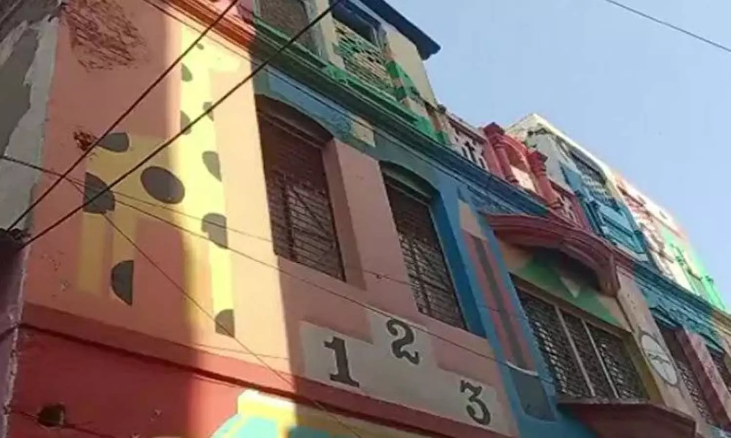 അധ്യാപിക ബാൽക്കണിയിൽ നിന്ന് വലിച്ചെറിഞ്ഞ കുട്ടിയുടെ നിലയിൽ മാറ്റമില്ല; ഗുരുതരം അധ്യാപിക ബാൽക്കണിയിൽ നിന്ന് വലിച്ചെറിഞ്ഞ കുട്ടിയുടെ നിലയിൽ മാറ്റമില്ല; ഗുരുതരം