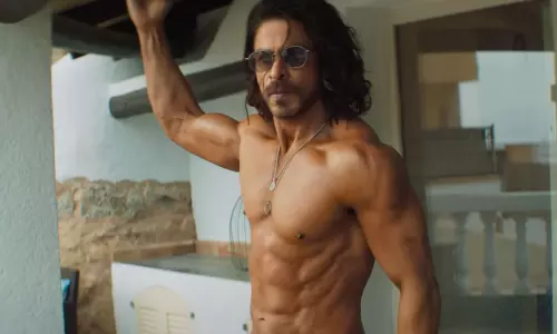 പഠാന്‍ ഗാന വിവാദം; ഷാരൂഖ് ഖാന്‍ ചിത്രത്തിന്‍റെ ചിത്രീകരണം തടസ്സപ്പെടുത്തി ബജ്റംഗ് ദള്‍