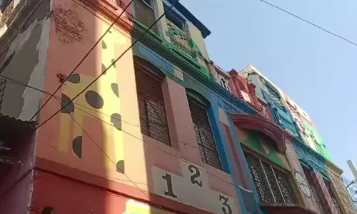 ഭക്ഷണം കഴിക്കാനും വെള്ളം കുടിക്കാനും കഴിയുന്നില്ല; അധ്യാപിക ബാൽക്കണിയിൽ നിന്ന് വലിച്ചറിഞ്ഞ കുട്ടി അതീവ ഗുരുതരാവസ്ഥയിൽ