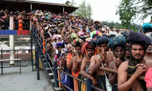 ശബരിമലയിൽ തിരക്ക് നിയന്ത്രിക്കാൻ ഇന്ന് മുതൽ പ്രത്യേക ക്യൂ