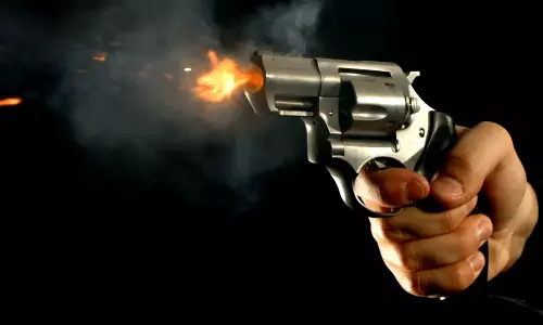 ​ഗോതമ്പിനൊപ്പം അരിയും വാങ്ങണമെന്ന് ഡീലർ; യുപിയിൽ റേഷൻകടയിൽ വെടിവച്ച് യുവാവ്; രണ്ട് പേർക്ക് പരിക്ക്